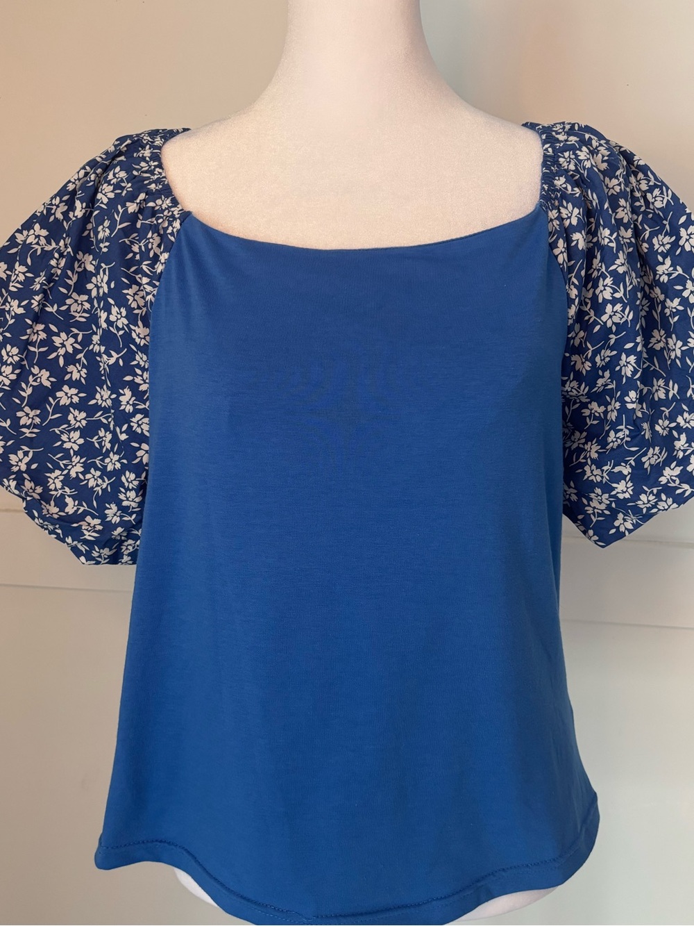 easel Blue Knit Top with Floral Puff Sleeves size medium